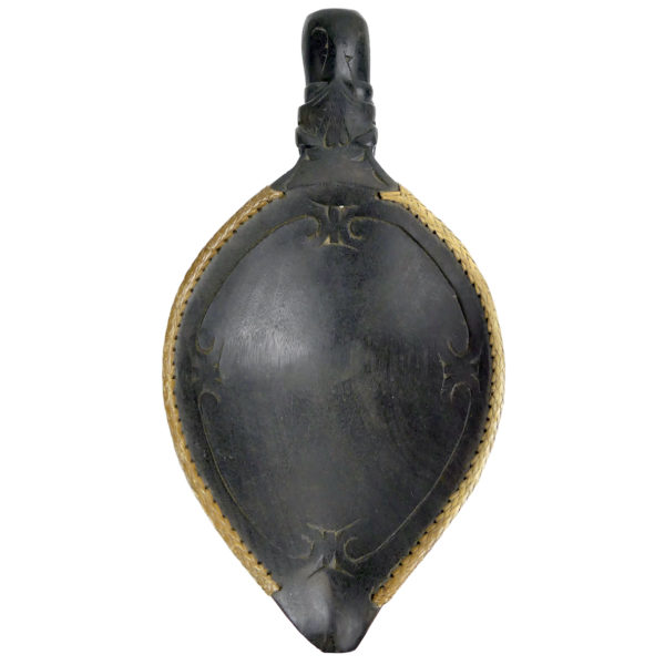 Coupe de cérémonie Batak en bois sculpté et rotin tressé Sumatra (dessus)