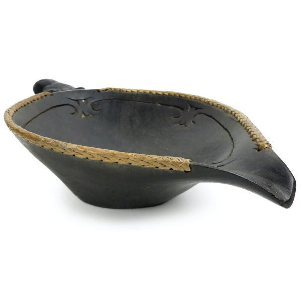 Coupe de cérémonie Batak en bois sculpté et rotin tressé Sumatra (dos 3/4)