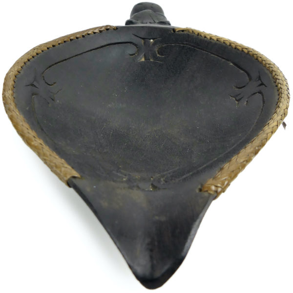 Coupe de cérémonie Batak en bois sculpté et rotin tressé Sumatra (dessus dos)