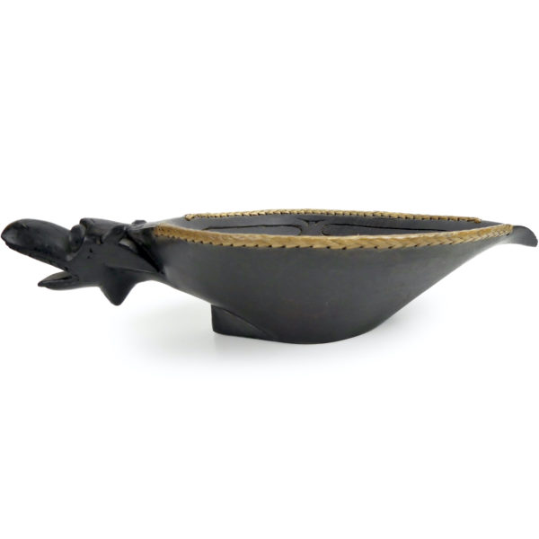 Coupe de cérémonie Batak en bois sculpté et rotin tressé Sumatra (profil)