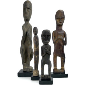 4 statuettes Atoni en bois sculpté sur socles Timor occidental (face)