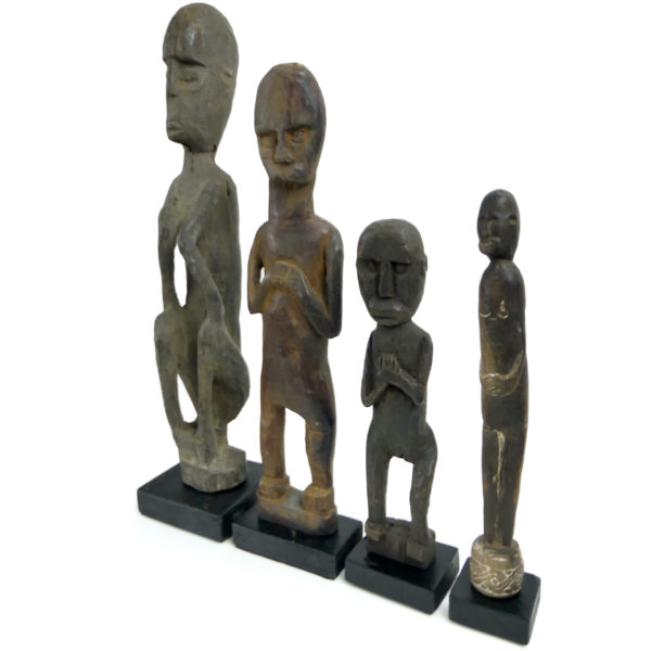 4 statuettes Atoni en bois sculpté sur socles Timor occidental (3/4)