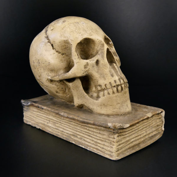 Petit crâne sur vieux livre relié en plâtre patiné Vanité Memento mori (3/4)