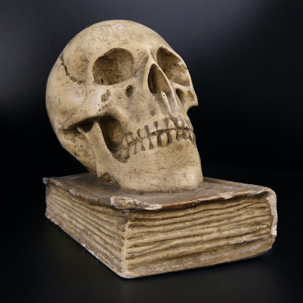 Petit crâne sur vieux livre relié en plâtre patiné Vanité Memento mori (3/4)