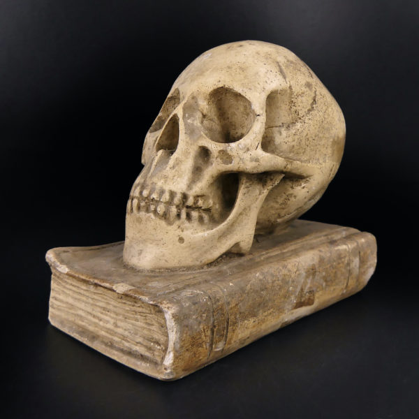 Petit crâne sur vieux livre relié en plâtre patiné Vanité Memento mori (3/4)