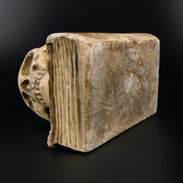 Petit crâne sur vieux livre relié en plâtre patiné Vanité Memento mori (dessous)
