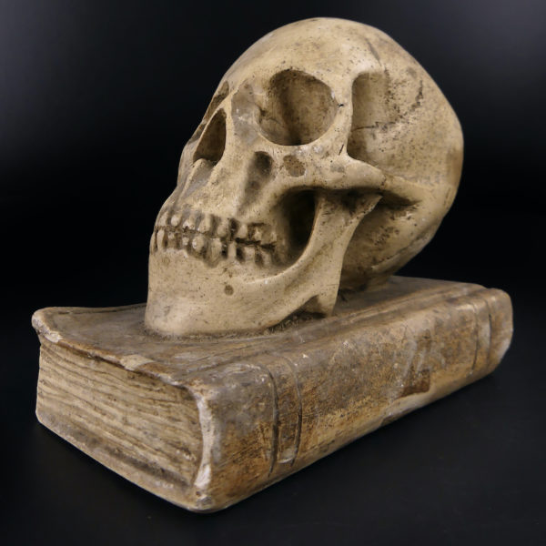 Petit crâne sur vieux livre relié en plâtre patiné Vanité Memento mori (3/4)
