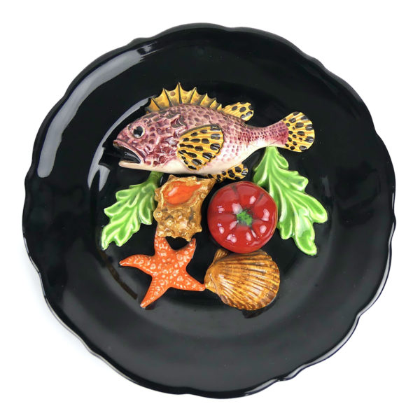Assiette ronde Vallauris barbotine poisson et coquillages 60 (face)