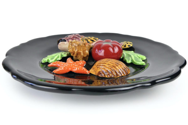 Assiette ronde Vallauris barbotine poisson et coquillages 60 (3/4)