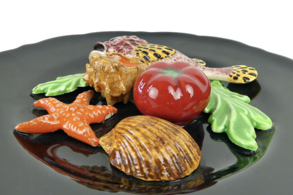 Assiette ronde Vallauris barbotine poisson et coquillages 60 (détail)