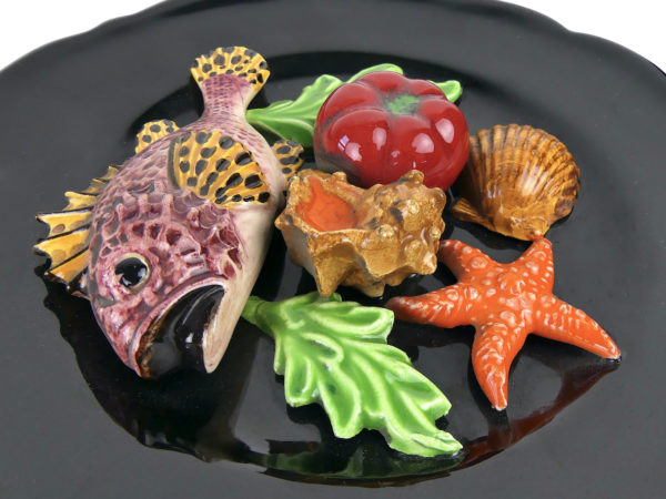 Assiette ronde Vallauris barbotine poisson et coquillages 60 (détail)