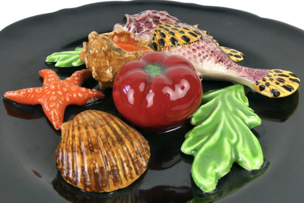Assiette ronde Vallauris barbotine poisson et coquillages 60 (détail)