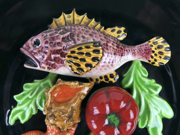 Assiette ronde Vallauris barbotine poisson et coquillages 60 (détail)
