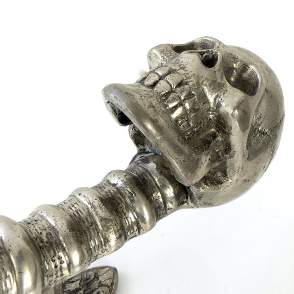 Grande poignée Skull argentée (détail)