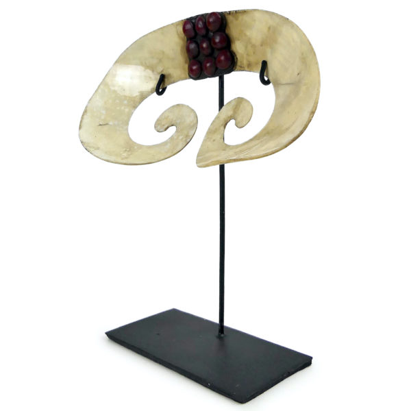 Bipane asmat ornement nasal en coquillage et graines rouges (3/4)