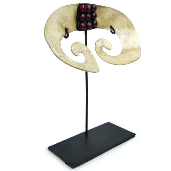 Bipane asmat ornement nasal en coquillage et graines rouges (3/4)