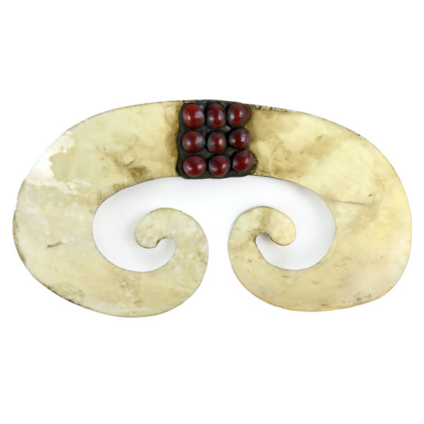 Bipane asmat ornement nasal en coquillage et graines rouges (face)