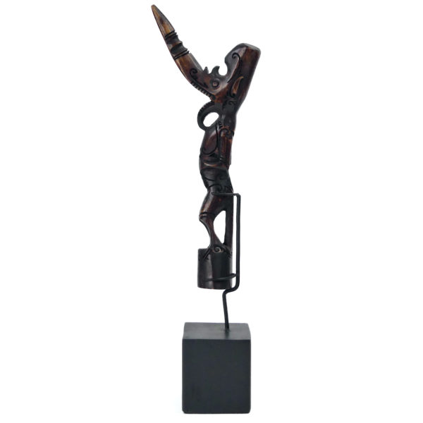 Petite sculpture anthropomorphe Dayak de Bornéo en bois de cervidé sur socle (profil)
