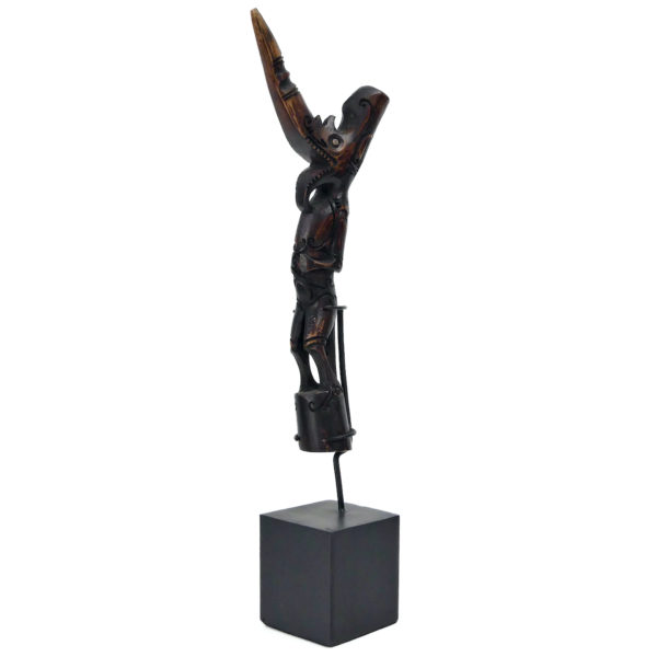 Petite sculpture anthropomorphe Dayak de Bornéo en bois de cervidé sur socle (3/4)