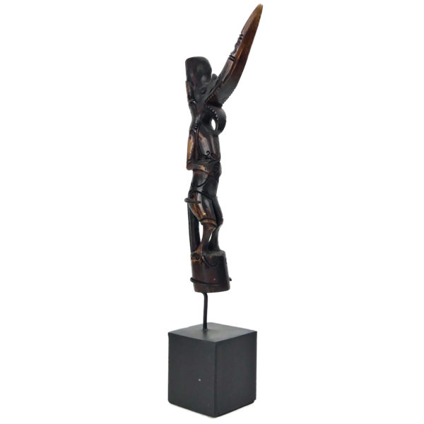 Petite sculpture anthropomorphe Dayak de Bornéo en bois de cervidé sur socle (3/4)
