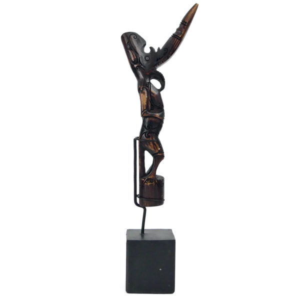 Petite sculpture anthropomorphe Dayak de Bornéo en bois de cervidé sur socle (profil)