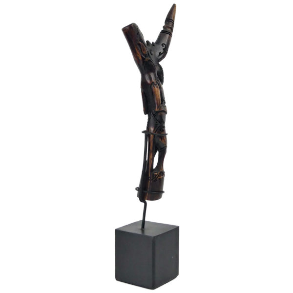 Petite sculpture anthropomorphe Dayak de Bornéo en bois de cervidé sur socle (3/4 dos)