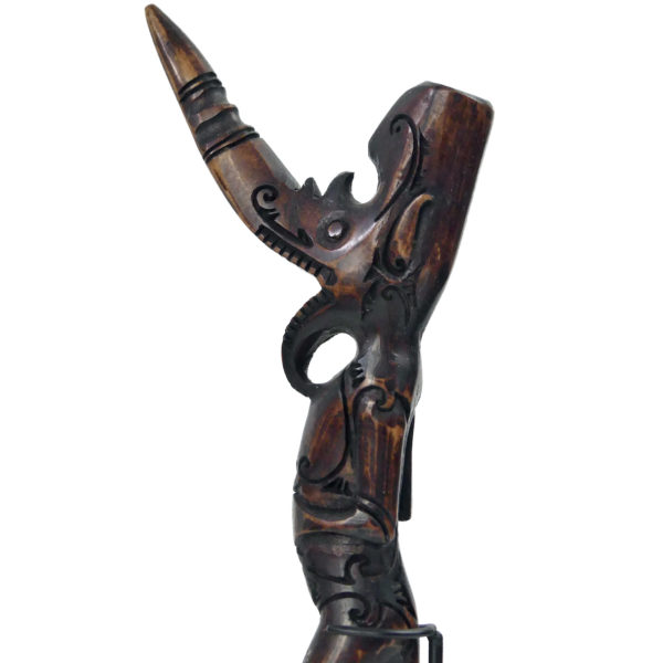 Petite sculpture anthropomorphe Dayak de Bornéo en bois de cervidé sur socle (détail)