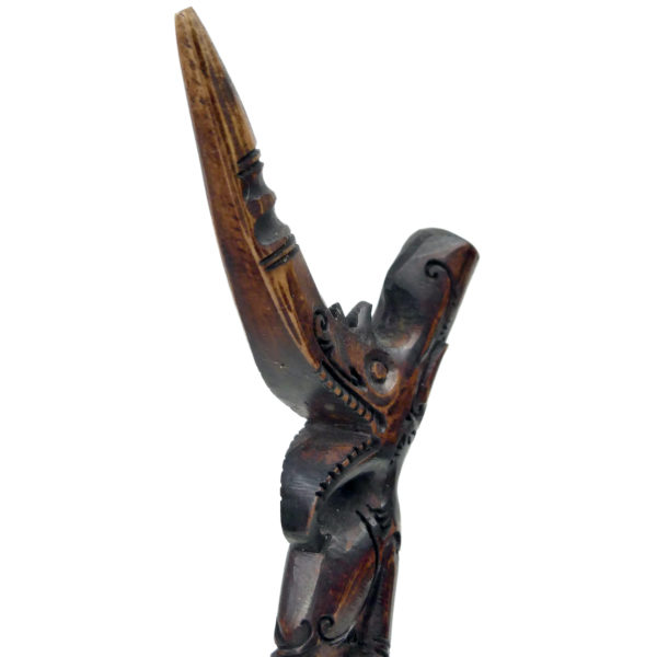Petite sculpture anthropomorphe Dayak de Bornéo en bois de cervidé sur socle (détail)