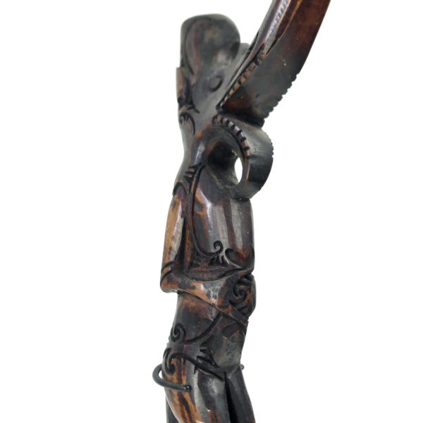Petite sculpture anthropomorphe Dayak de Bornéo en bois de cervidé sur socle (détail)