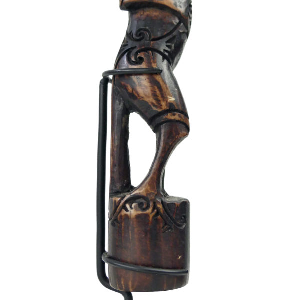 Petite sculpture anthropomorphe Dayak de Bornéo en bois de cervidé sur socle (détail)