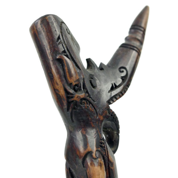 Petite sculpture anthropomorphe Dayak de Bornéo en bois de cervidé sur socle (détail)
