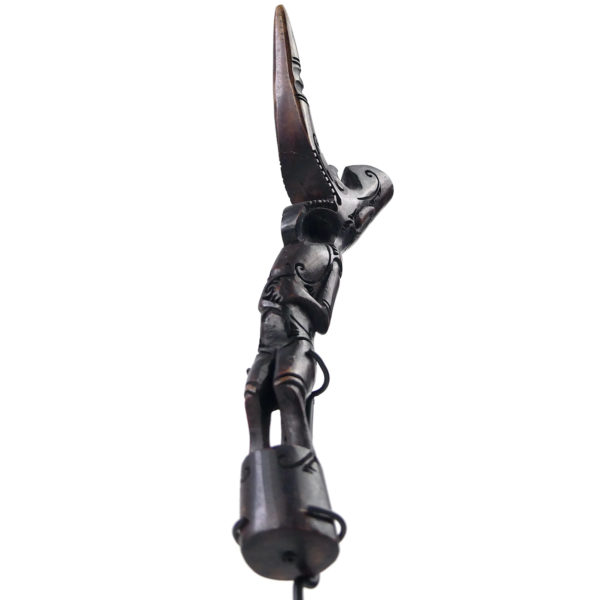 Petite sculpture anthropomorphe Dayak de Bornéo en bois de cervidé sur socle (dessous 3/4)