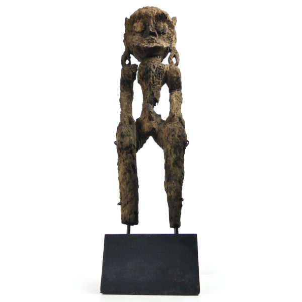 Statue Modang très érodée de Kalimantan en bois de fer Art Dayak (dessous face)
