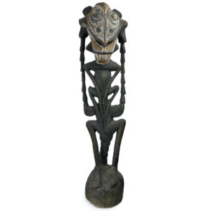 Grand totem insecte iatmul anthropomorphe monoxyle Moyen Sépik (face)