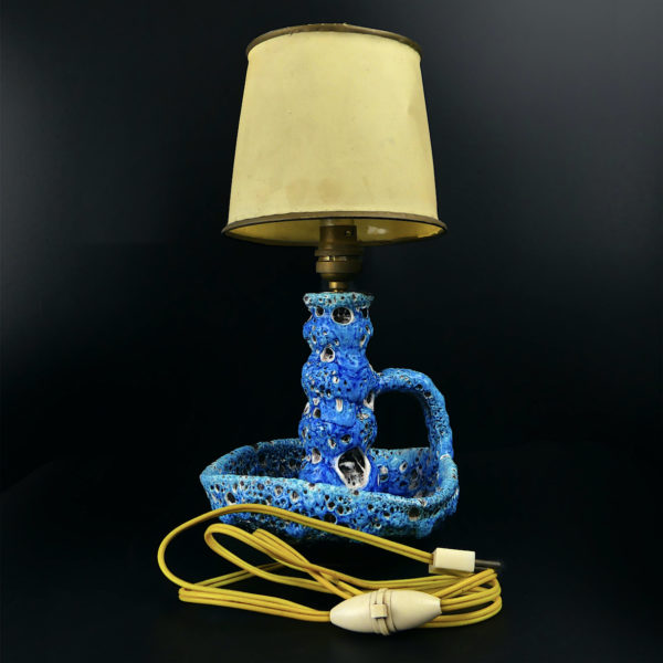Lampe Fat Lava bleue style Vallauris en céramique écume de mer 60 (face)