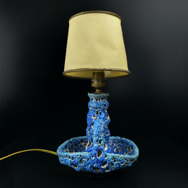 Lampe Fat Lava bleue style Vallauris en céramique écume de mer 60 (profil)