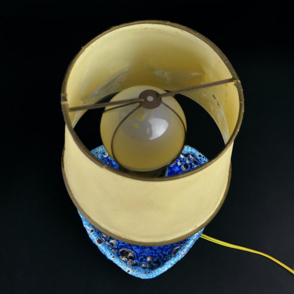 Lampe Fat Lava bleue style Vallauris en céramique écume de mer 60 (dessus)