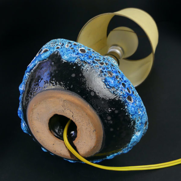Lampe Fat Lava bleue style Vallauris en céramique écume de mer 60 (dessous)