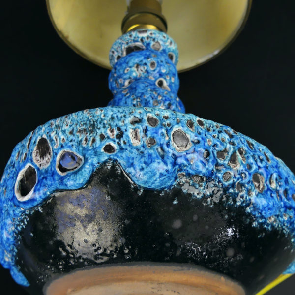 Lampe Fat Lava bleue style Vallauris en céramique écume de mer 60 (détail)