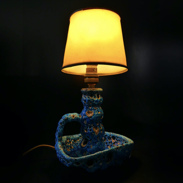 Lampe Fat Lava bleue style Vallauris en céramique écume de mer 60 (allumée)