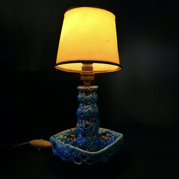 Lampe Fat Lava bleue style Vallauris en céramique écume de mer 60 (allumée)