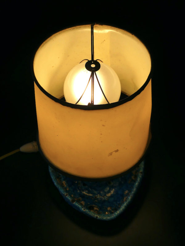 Lampe Fat Lava bleue style Vallauris en céramique écume de mer 60 (allumée)