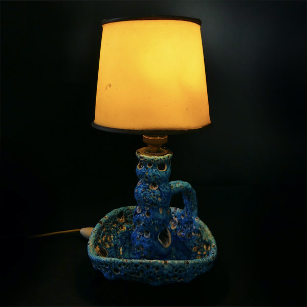 Lampe Fat Lava bleue style Vallauris en céramique écume de mer 60 (allumée)