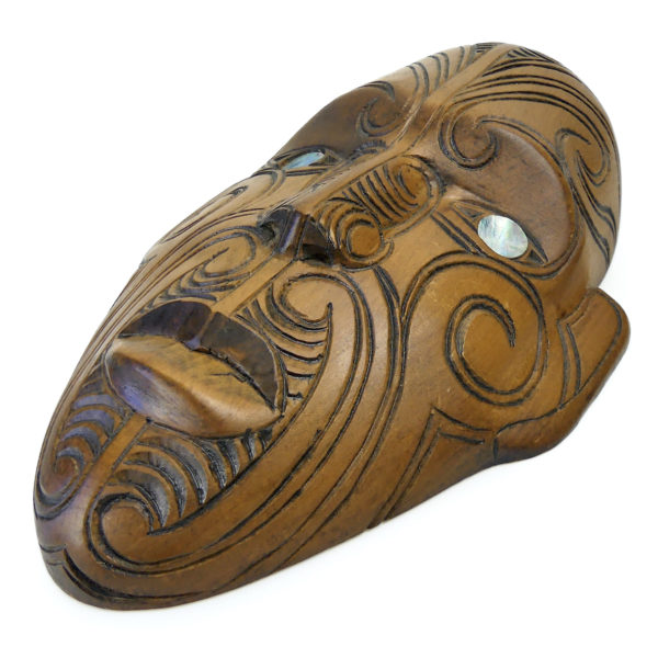Petit masque Parata Māori signé Hemi en bois de Tōtara et Pāua (dessous 3/4)