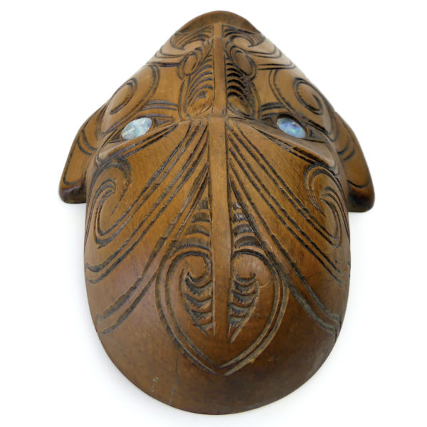 Petit masque Parata Māori signé Hemi en bois de Tōtara et Pāua (dessus)