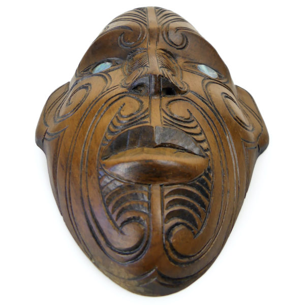 Petit masque Parata Māori signé Hemi en bois de Tōtara et Pāua (dessous)