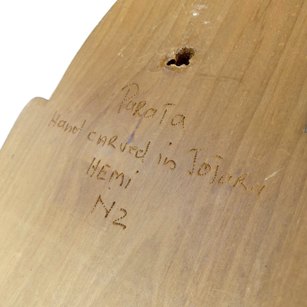 Petit masque Parata Māori signé Hemi en bois de Tōtara et Pāua (détail dos)
