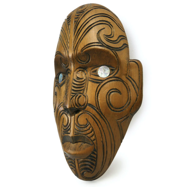 Petit masque Parata Māori signé Hemi en bois de Tōtara et Pāua (3/4)