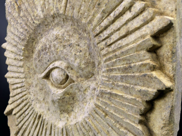 Œil de la Providence sculptée en pierre de sable sur socle (détail)