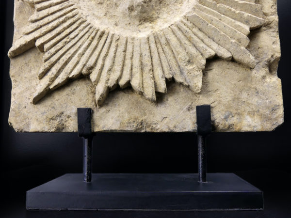 Œil de la Providence sculptée en pierre de sable sur socle (détail)